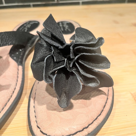 Born Concept Sz 8.5 Padded Black Tan Leather Strap Flower Sandals Slip Ons - Picture 4 of 12
